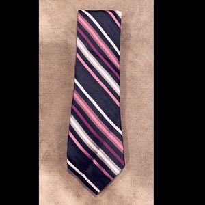 Claiborne silk men’s tie.